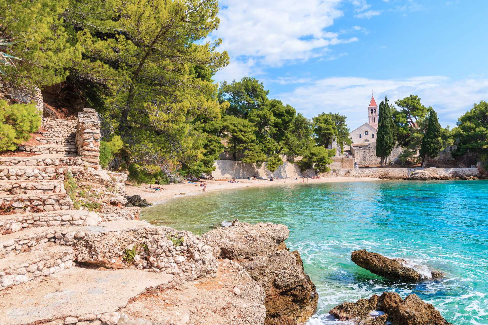 Mysiga vikar med kristallklart vatten i Brac, Kroatien.