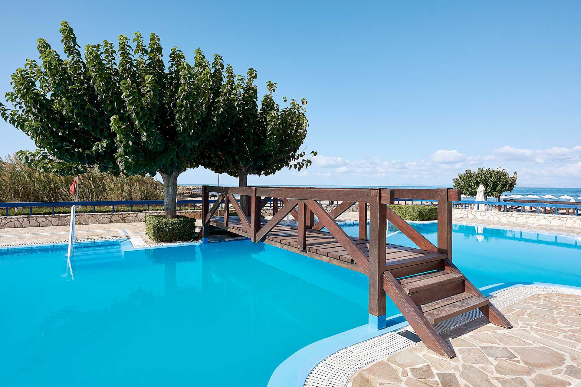 Bungalow med delad pool på hotell Aldemar Olympian Village i Skafidia, Grekland.