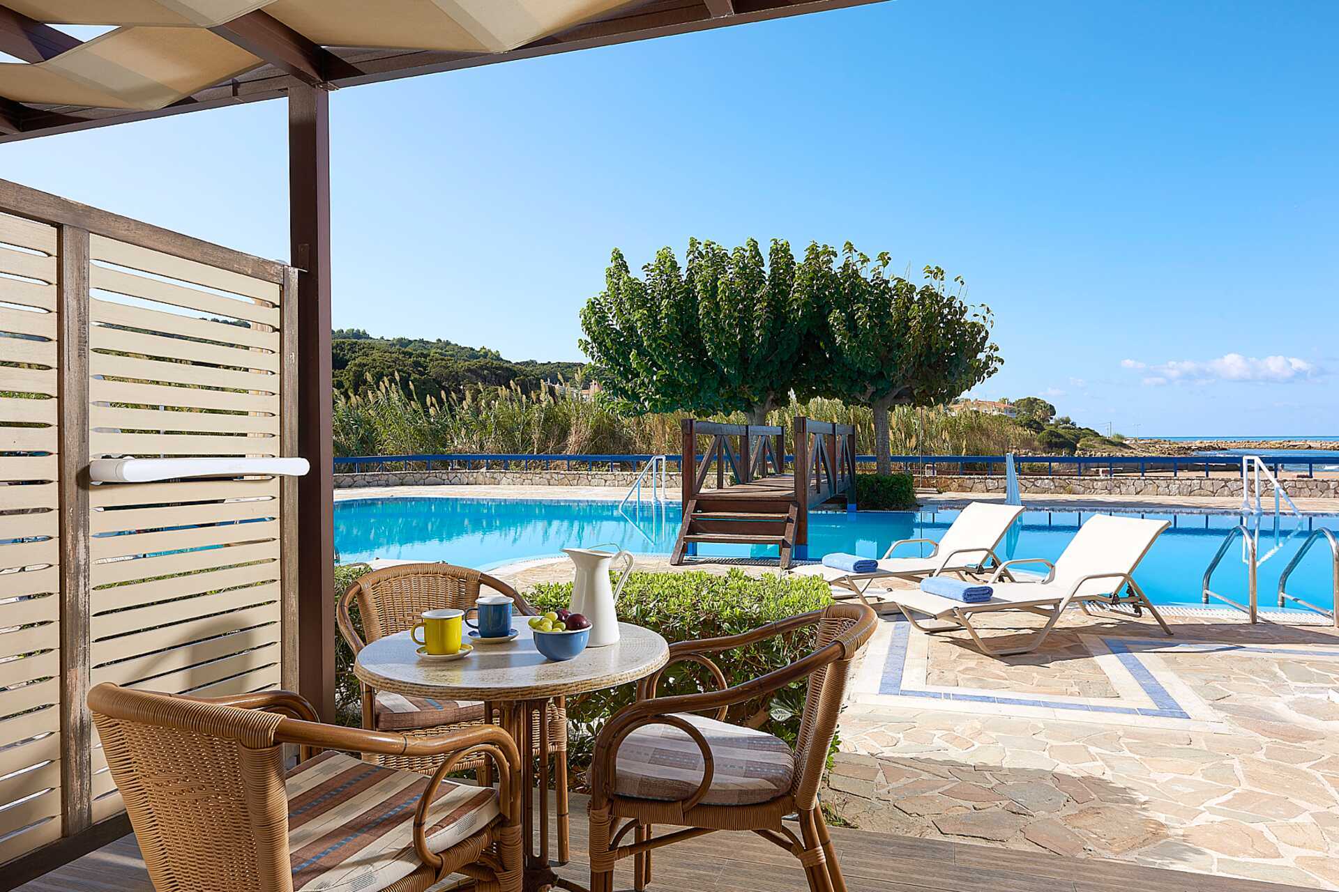 Bungalow med delad pool på hotell Aldemar Olympian Village i Skafidia, Grekland.