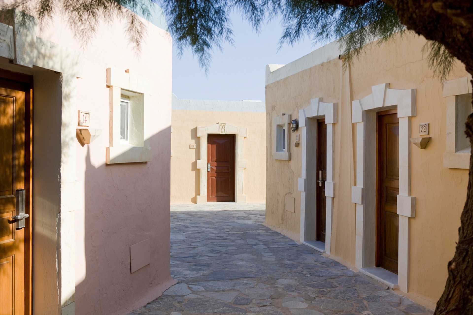 Bungalowliknande byggnader på hotell Aquila Rithymna Beach på Kreta, Grekland.