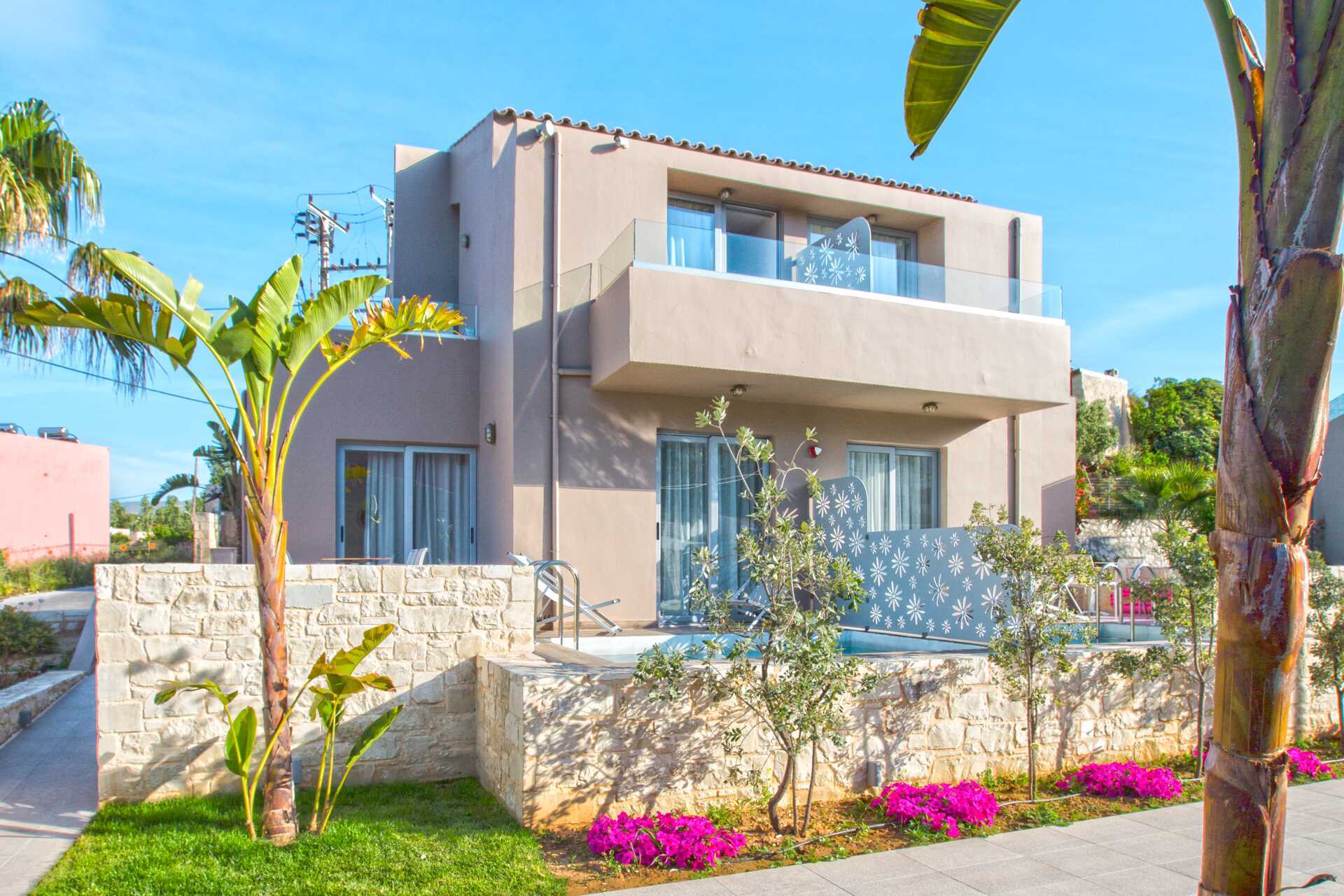 Byggnad med två tvårumslägenheter i etage med privat pool på Stellina Village Resort, Kreta.