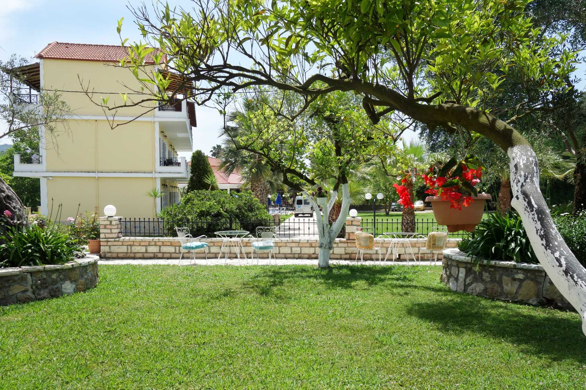 Trädgården på hotell Byzantion i Parga, Grekland.