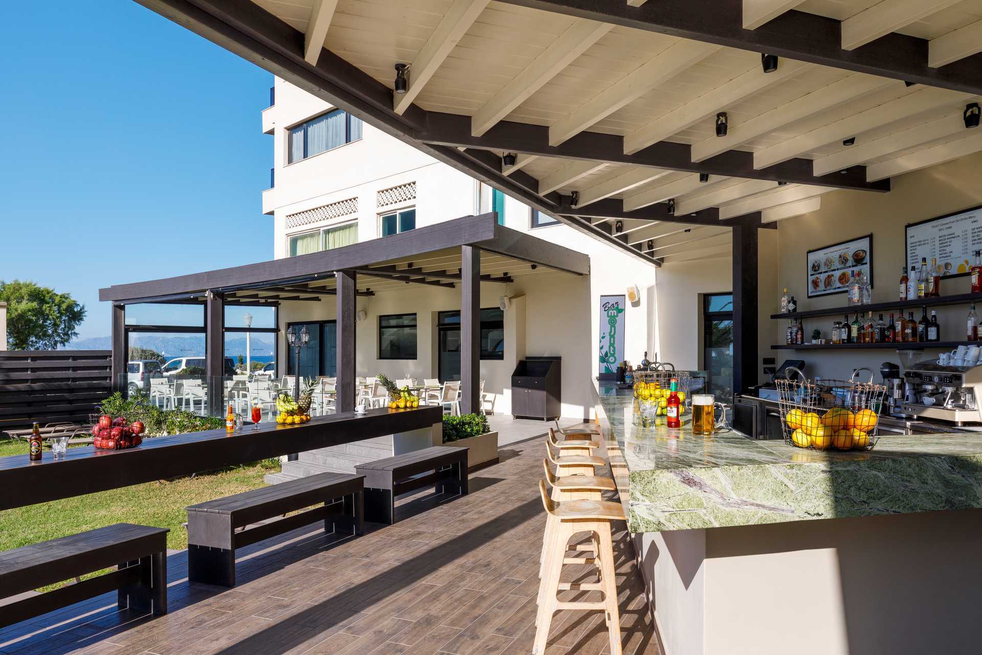 Poolbaren på hotell Cactus i Rhodos stad, Grekland.