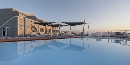Poolområde på Caldera's Dolphin Suites på Santorini, Grekland.