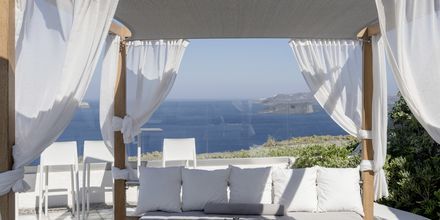 Relaxområde på Caldera's Dolphin Suites på Santorini, Grekland.