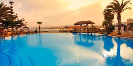 Poolen på hotell Barcelo Castillo Beach Resort på Fuerteventura.
