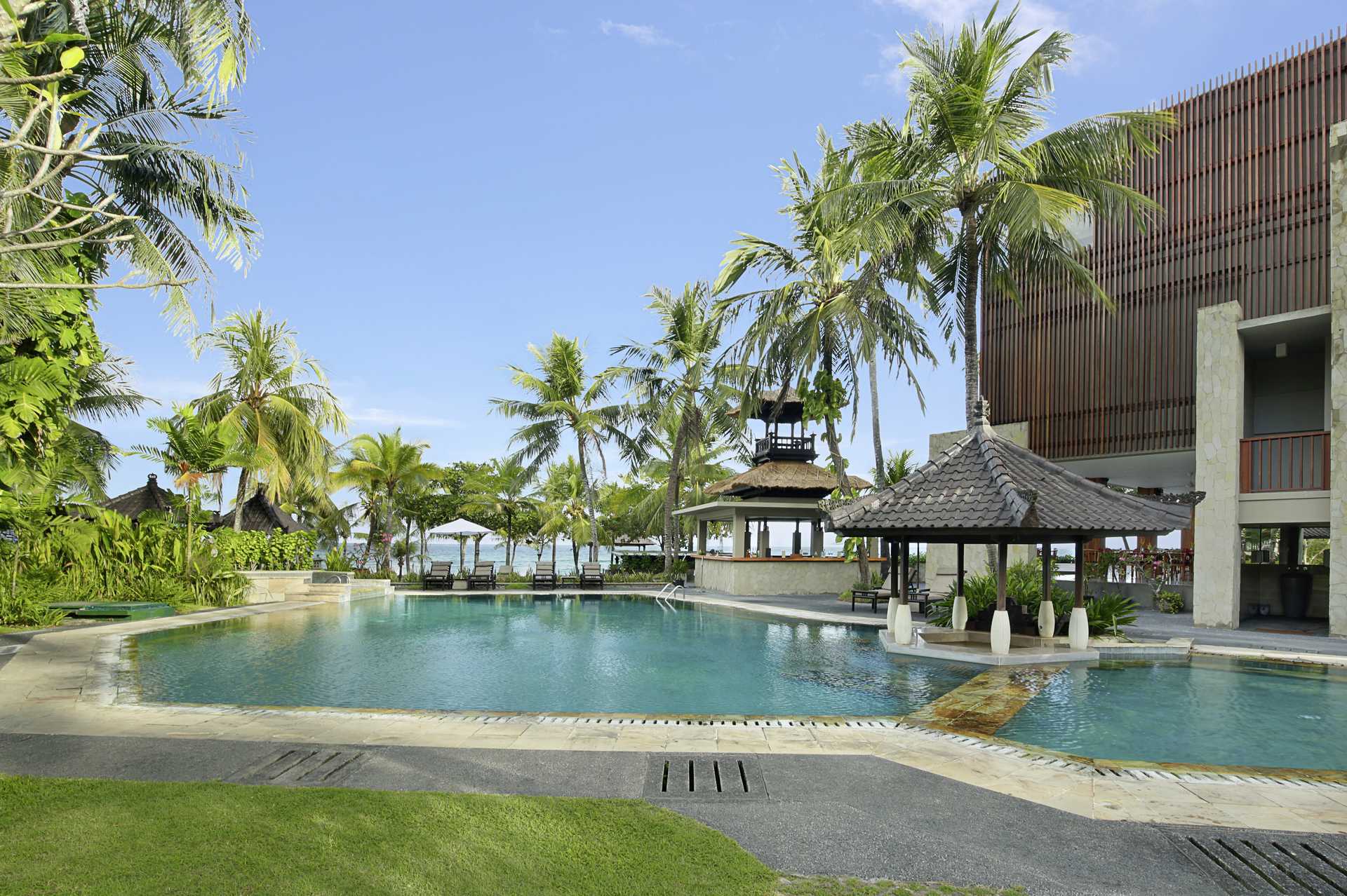 Poolområde på Candi Beach Resort & Spa i Candi Dasa, Bali.