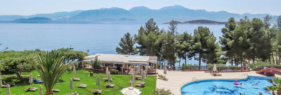Poolområdet på hotell Candia Park Village i Agios Nikolaos på Kreta.