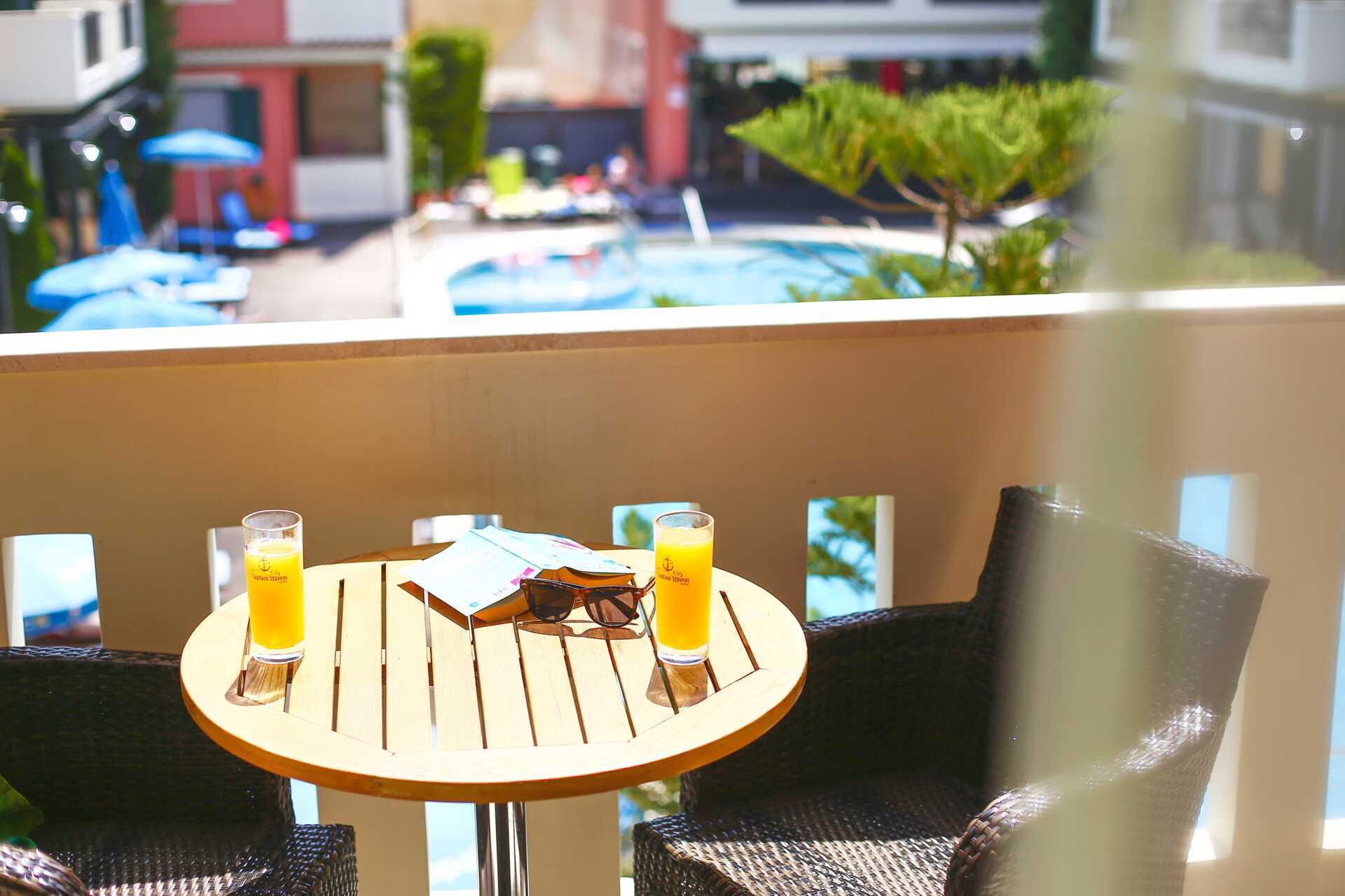 Enrumslägenhet på hotell Captain Stavros på Lefkas, Grekland.