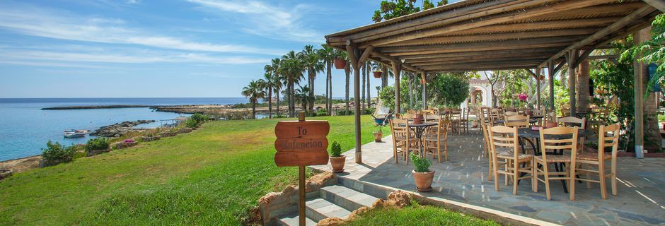 Kafenion på hotell Cavo Maris Beach i Fig Tree Bay, Cypern.