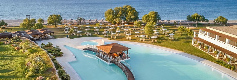 Poolområdet på hotell Cavo Spada Deluxe & Spa, på Kreta, Grekland.