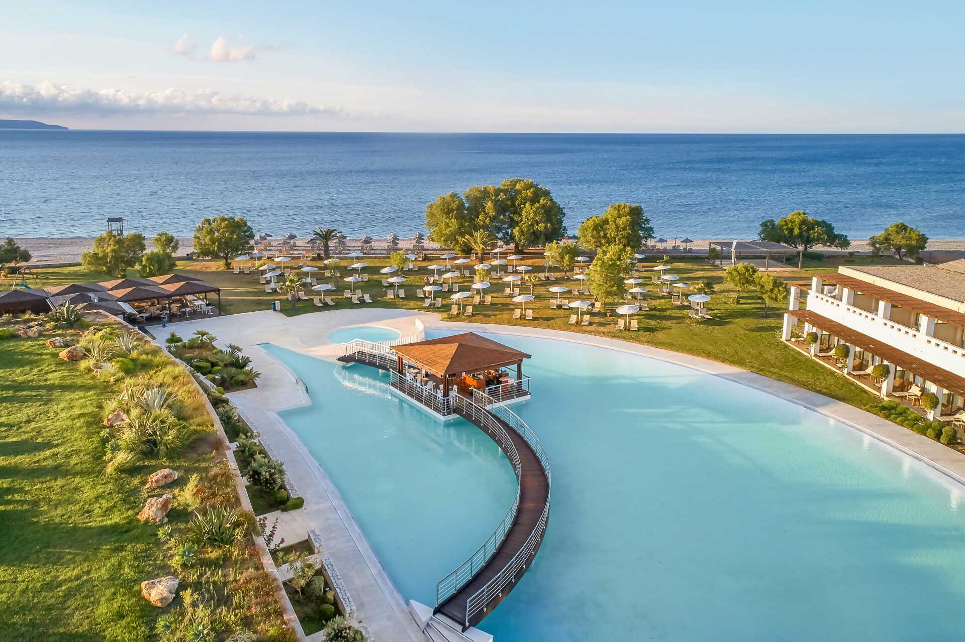 Poolområdet på hotell Cavo Spada Deluxe & Spa, på Kreta, Grekland.