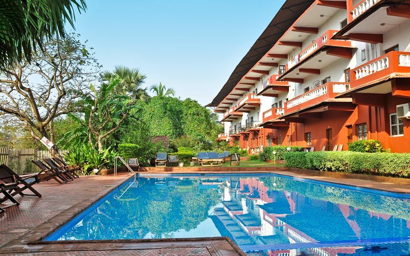 Poolområdet på hotell Chalston Beach Resort i Goa, Indien.