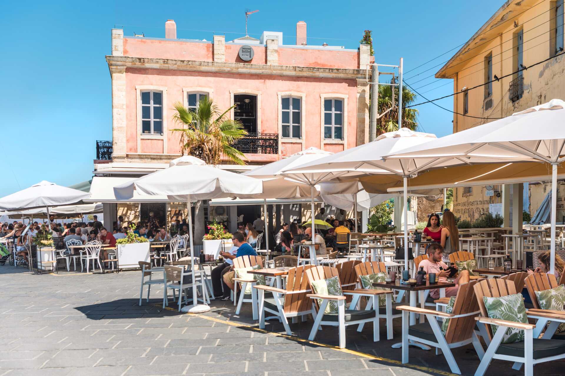 Slå dig ner på en mysig restaurang i hamnen i Chania stad.