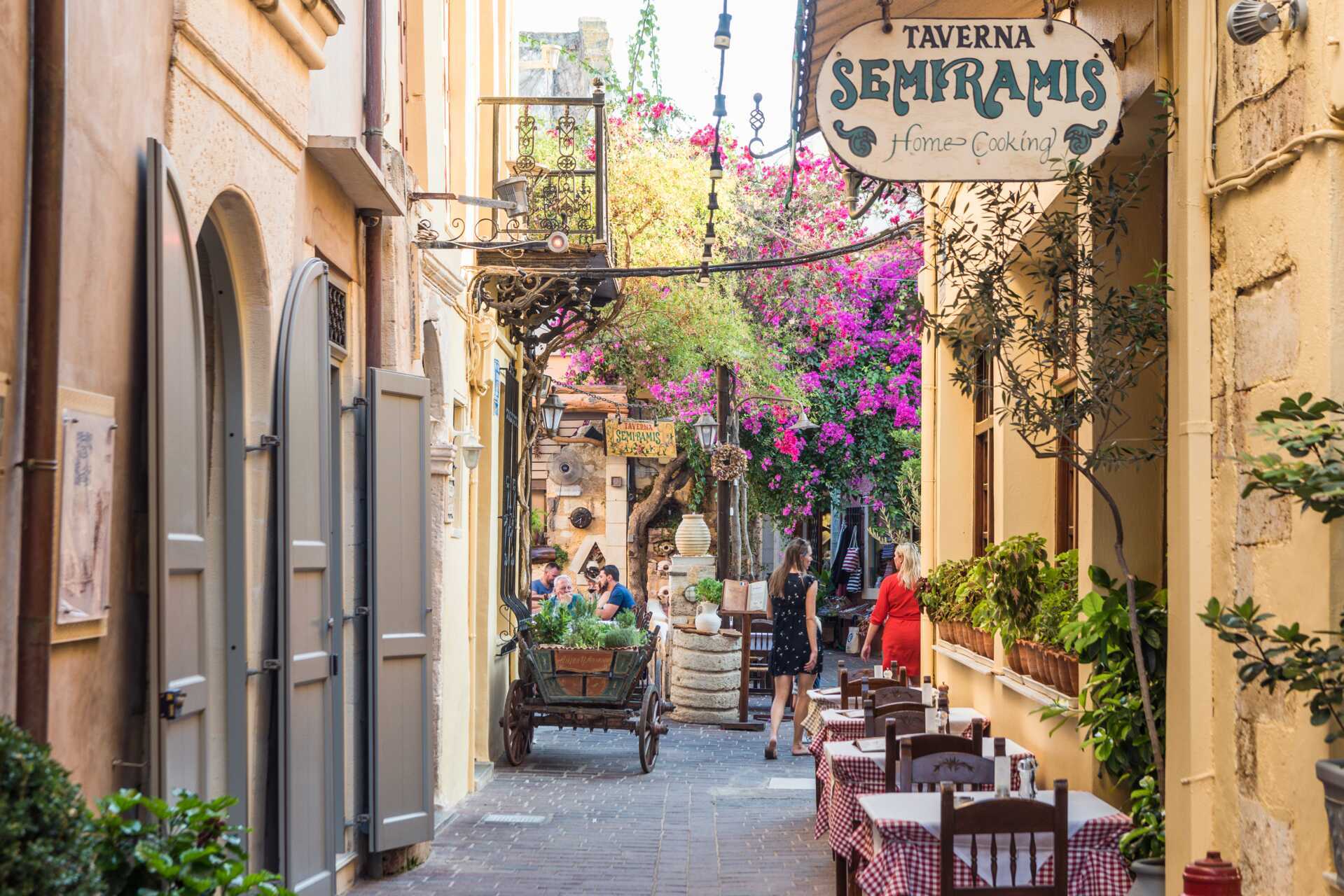 Charmig taverna i Chania stad på Kreta, Grekland.