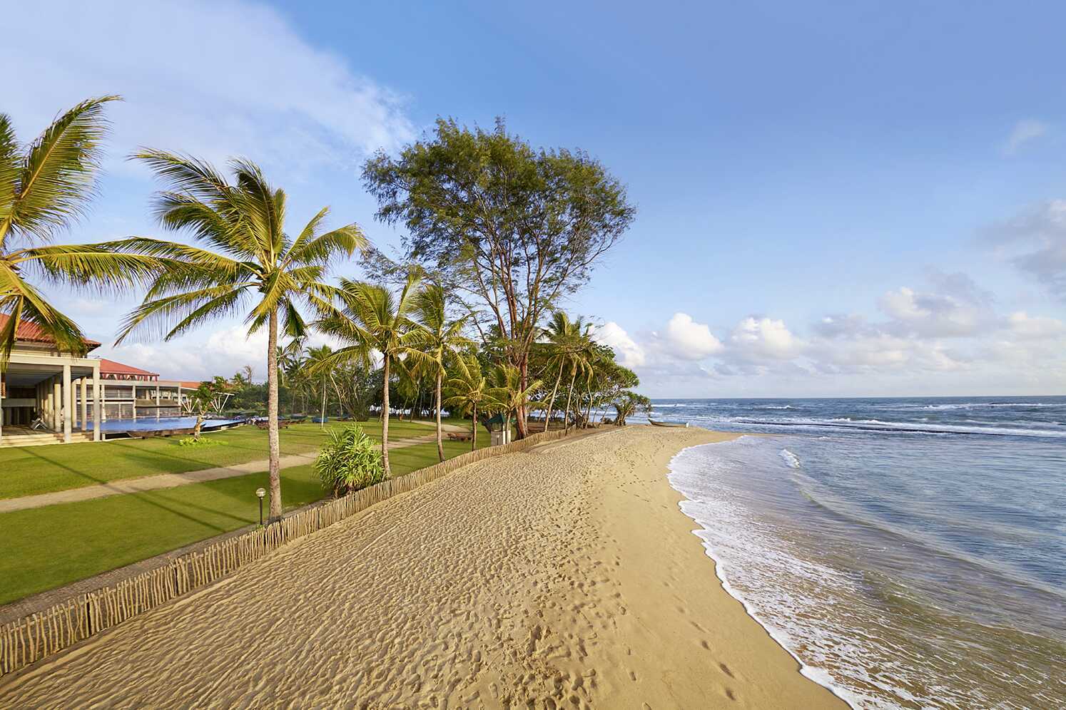 Stranden vid hotell Cinnamon Bey Beruwala i Bentota, på Sri Lanka.