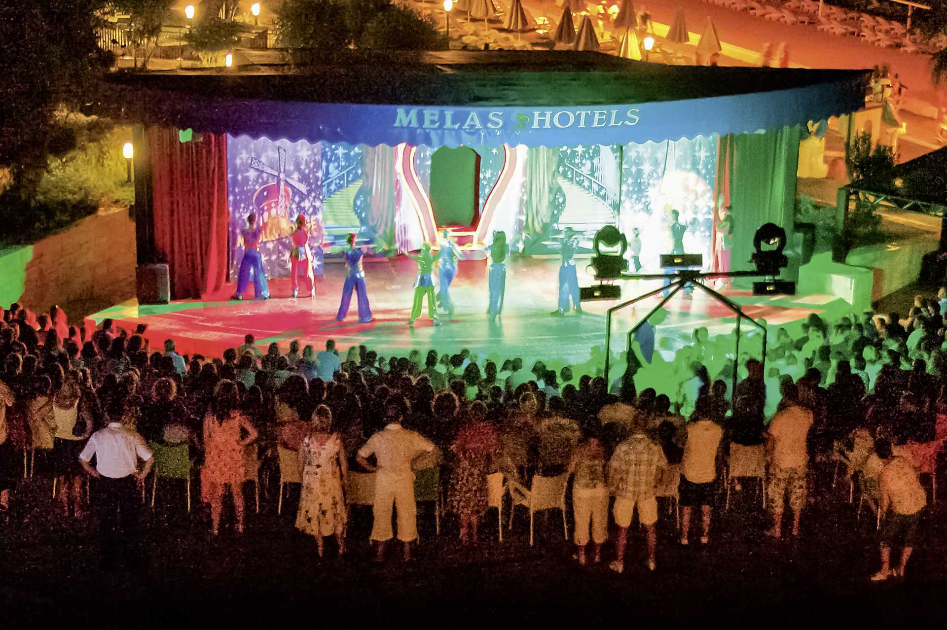 Kvällsunderhållning på hotell Melas Holiday Village i Side, Turkiet.