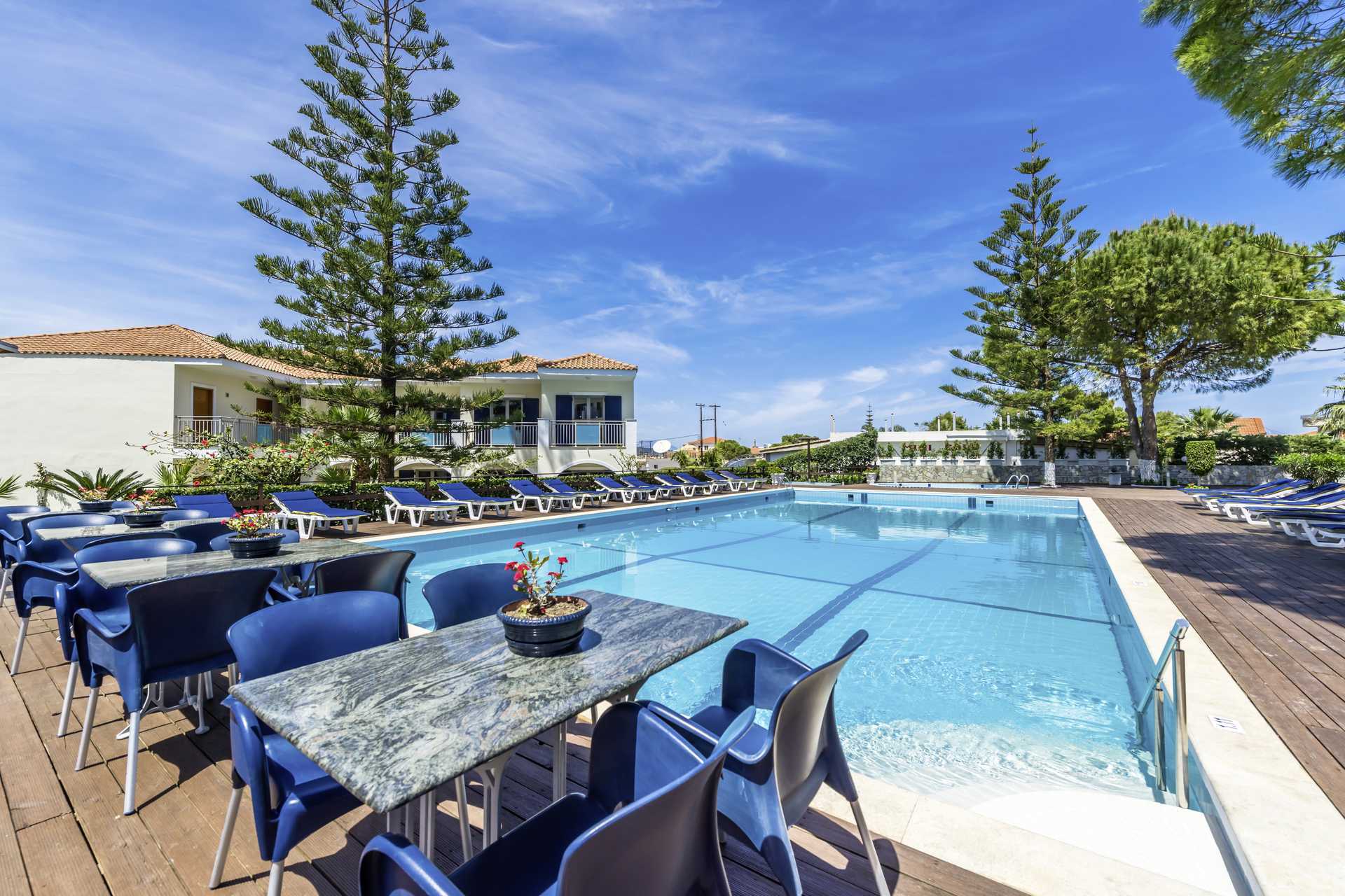 Poolbaren med utsikt över poolområdet.