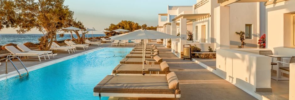 Pool på Costa Grand Resort & Spa i Kamari på Santorini, Grekland.