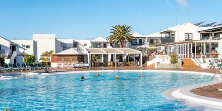 Poolområdet på hotell Costa Sal i Puerto del Carmen på Lanzarote, Kanarieöarna.