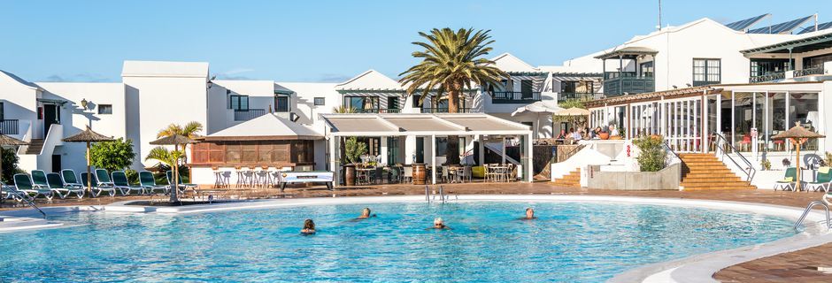 Poolområdet på hotell Costa Sal i Puerto del Carmen på Lanzarote, Kanarieöarna.