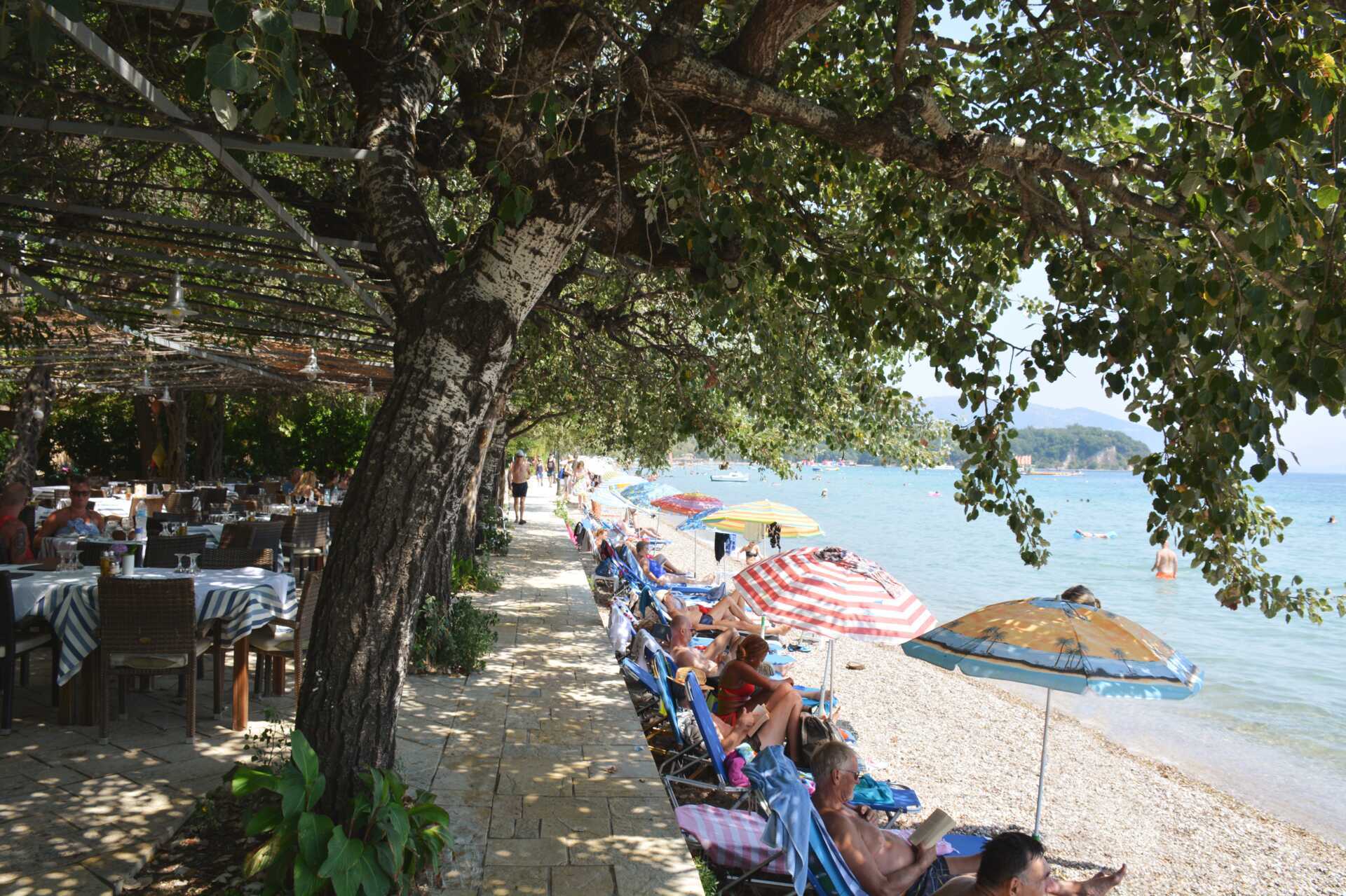 Stranden vid hotell Dassia Beach på Korfu.