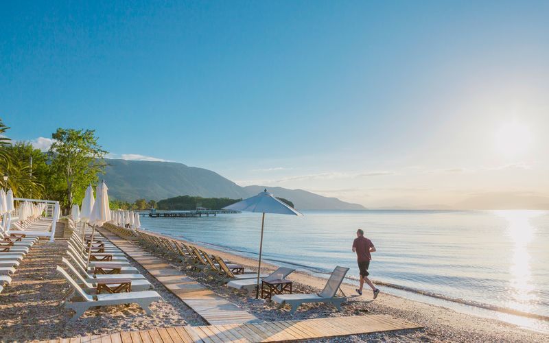 Stranden i Dassia på Korfu, Grekland.