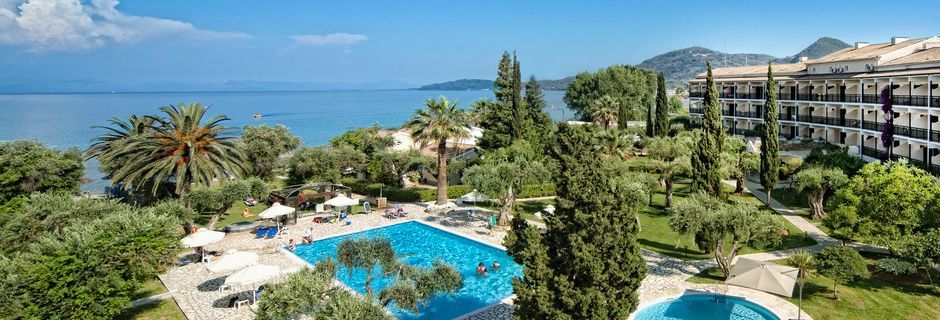Poolområdet på hotell Delfinia i Moraitika på Korfu, Grekland.