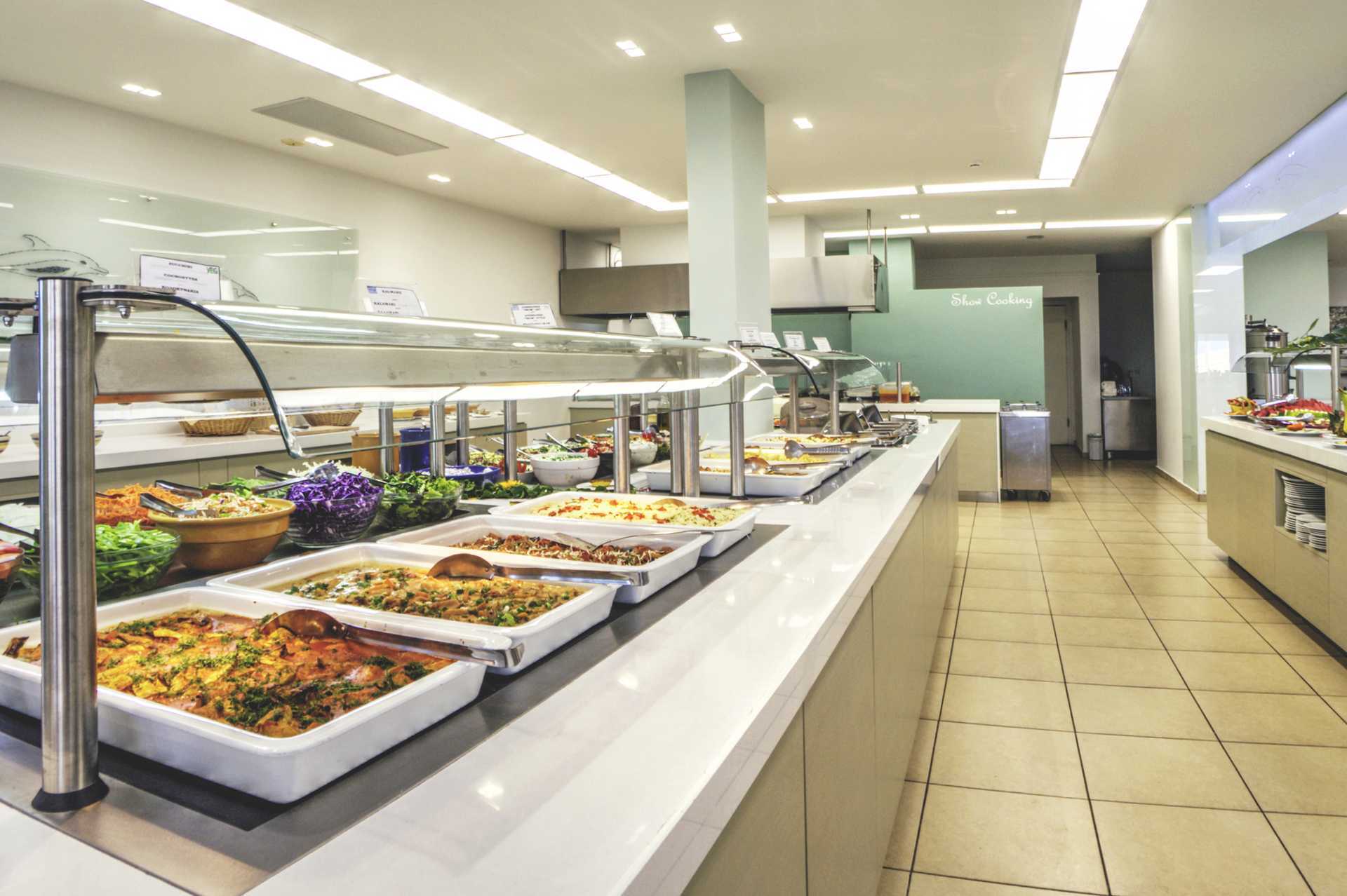 Buffé på huvudrestaurangen på hotell Delfinia i Moraitika på Korfu, Grekland.