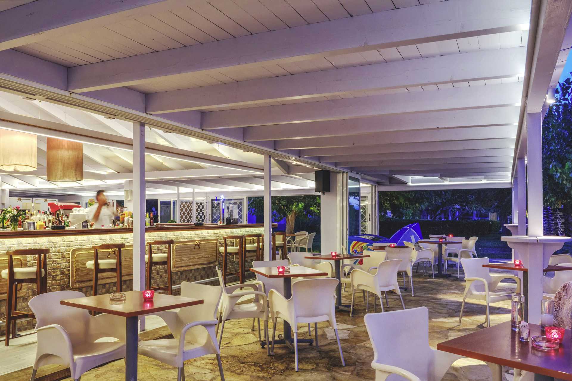 Strandbaren på hotell Delfinia i Moraitika på Korfu, Grekland.