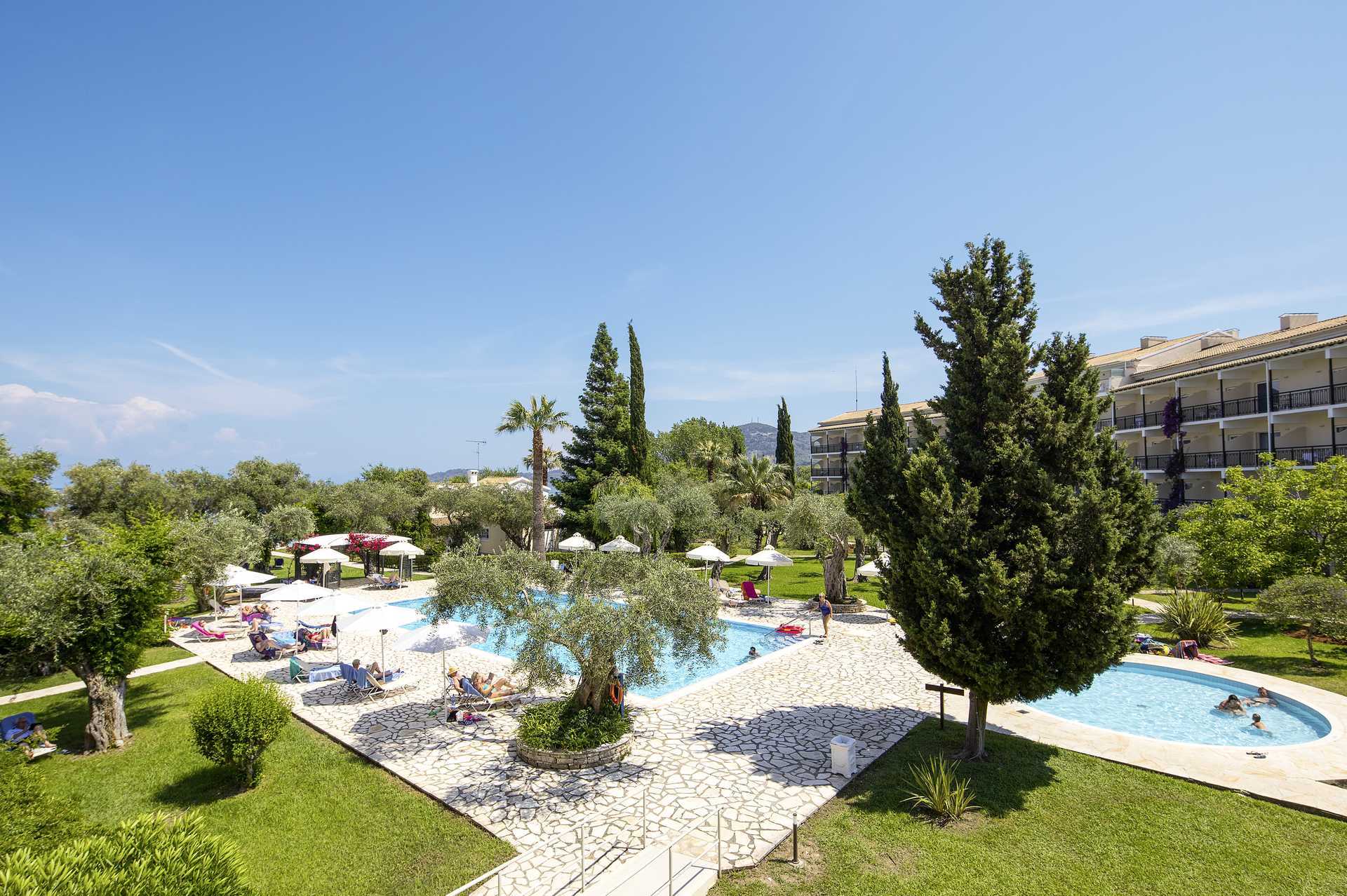 Poolområdet på hotell Delfinia i Moraitika på Korfu, Grekland.