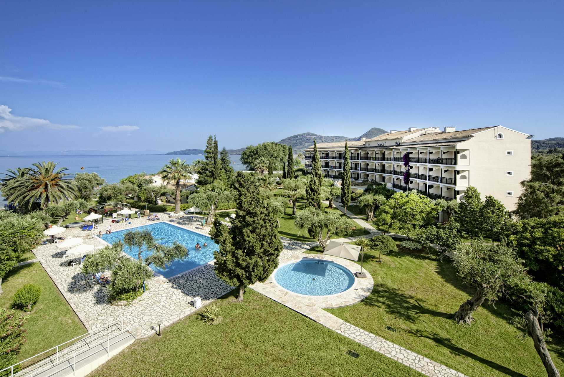 Poolområdet på hotell Delfinia i Moraitika på Korfu, Grekland.
