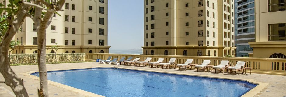 Takpoolen på hotell Delta by Marriott Jumeirah Beach i Dubai, Förenade Arabemiraten.