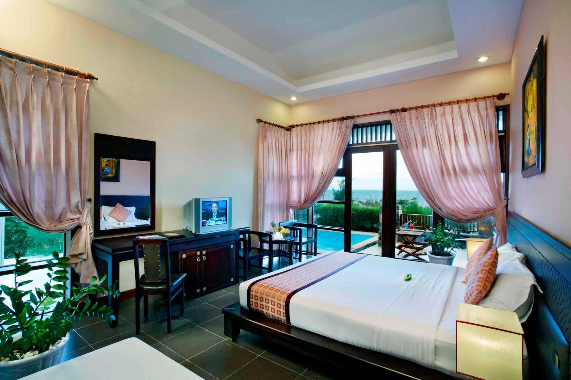 Deluxerum i bungalow på hotell Romana Resort i Phan Thiet, Vietnam.