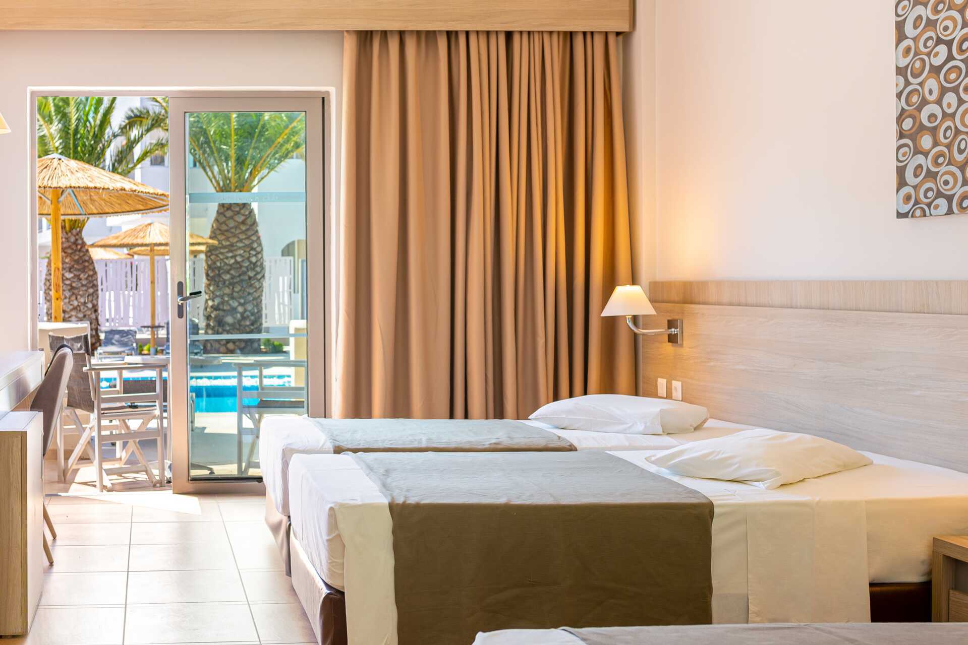 Deluxerum med delad pool på hotell Akti Beach Club på Kos, Grekland.