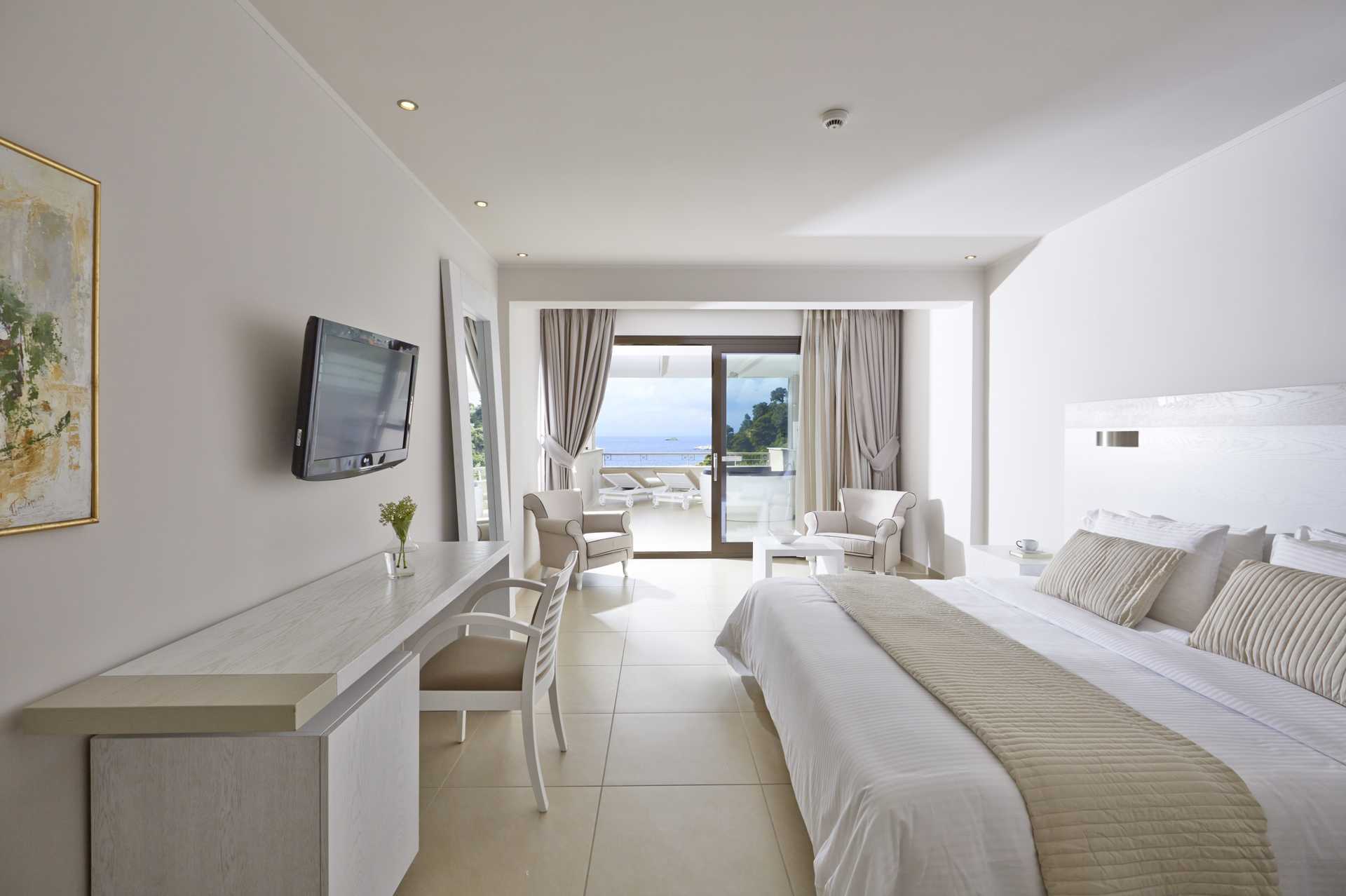 Deluxerum med jacuzzi på hotell Kassandra Bay Suites & Spa på Skiathos, Grekland.