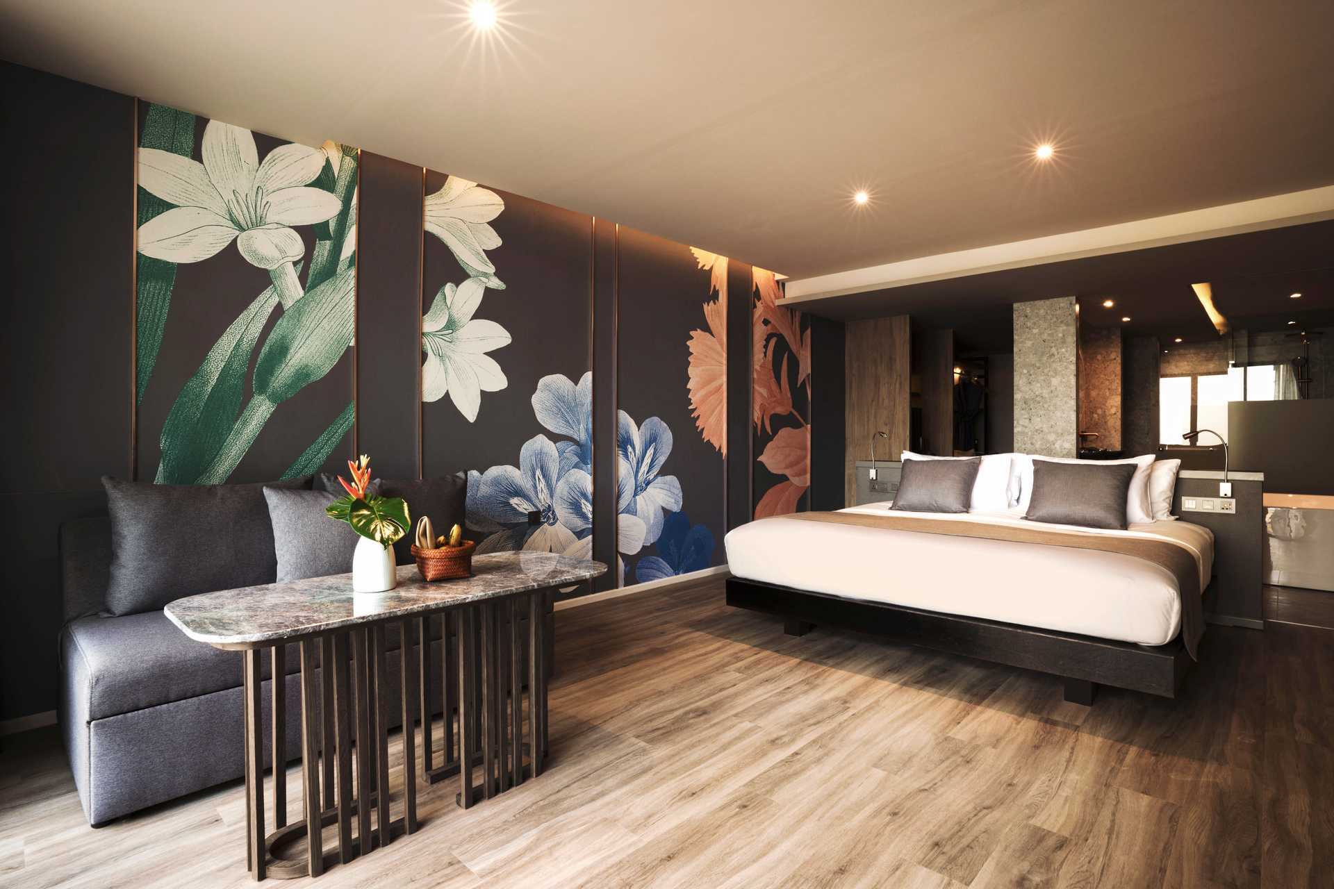 Deluxerum med jacuzzi på hotell La Flora Khao Lak i Khao Lak, Thailand.