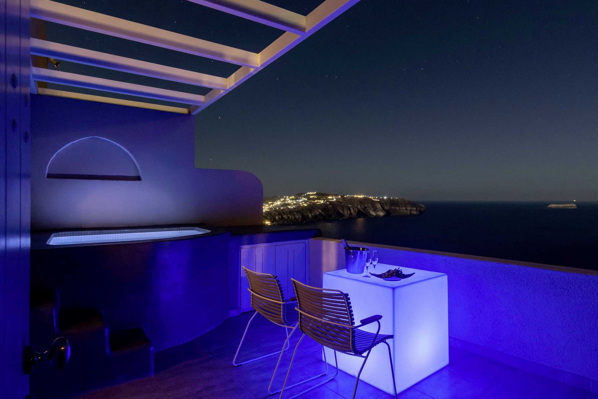 Deluxerum på Calderas Dolphin Suites på Santorini, Grekland.