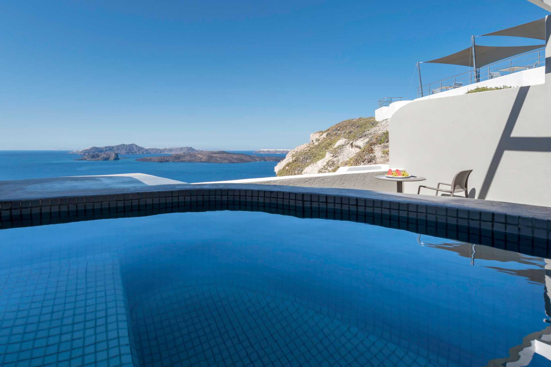 Deluxerum på Calderas Dolphin Suites på Santorini, Grekland.
