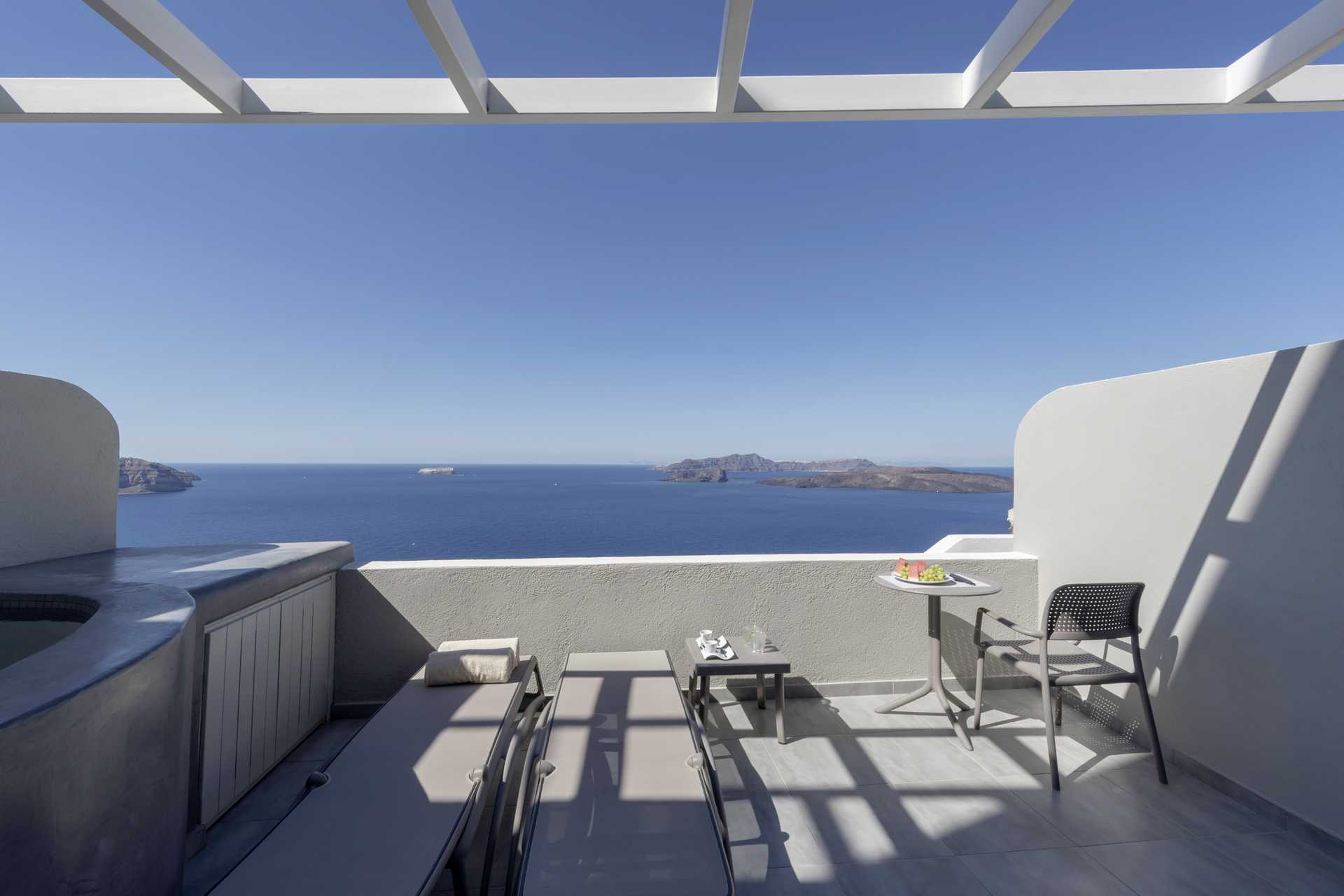 Deluxerum på Calderas Dolphin Suites på Santorini, Grekland.