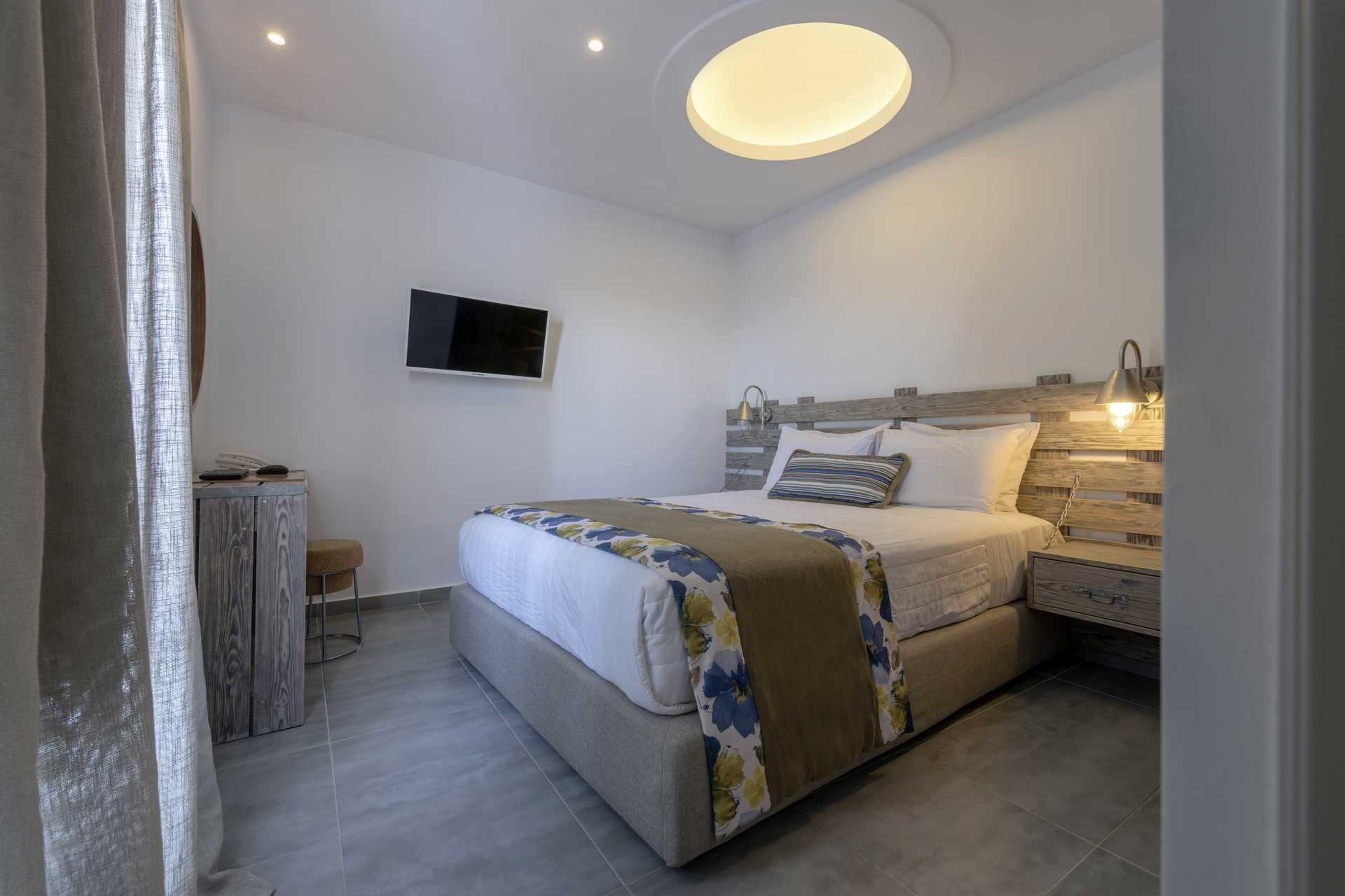 Deluxerum på Calderas Dolphin Suites på Santorini, Grekland.