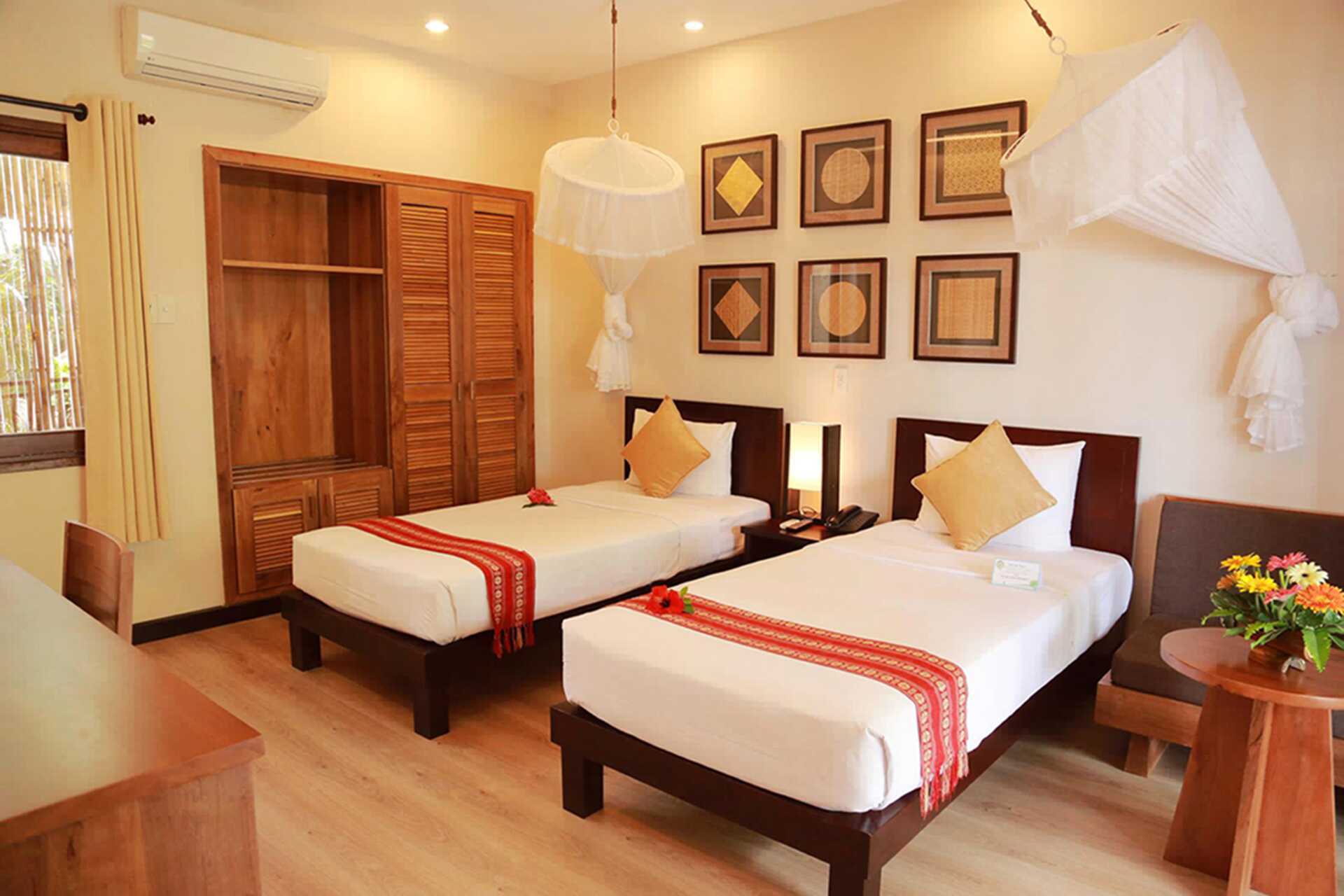 Deluxerum på hotell Bamboo Village Resort i Phan Thiet, Vietnam.