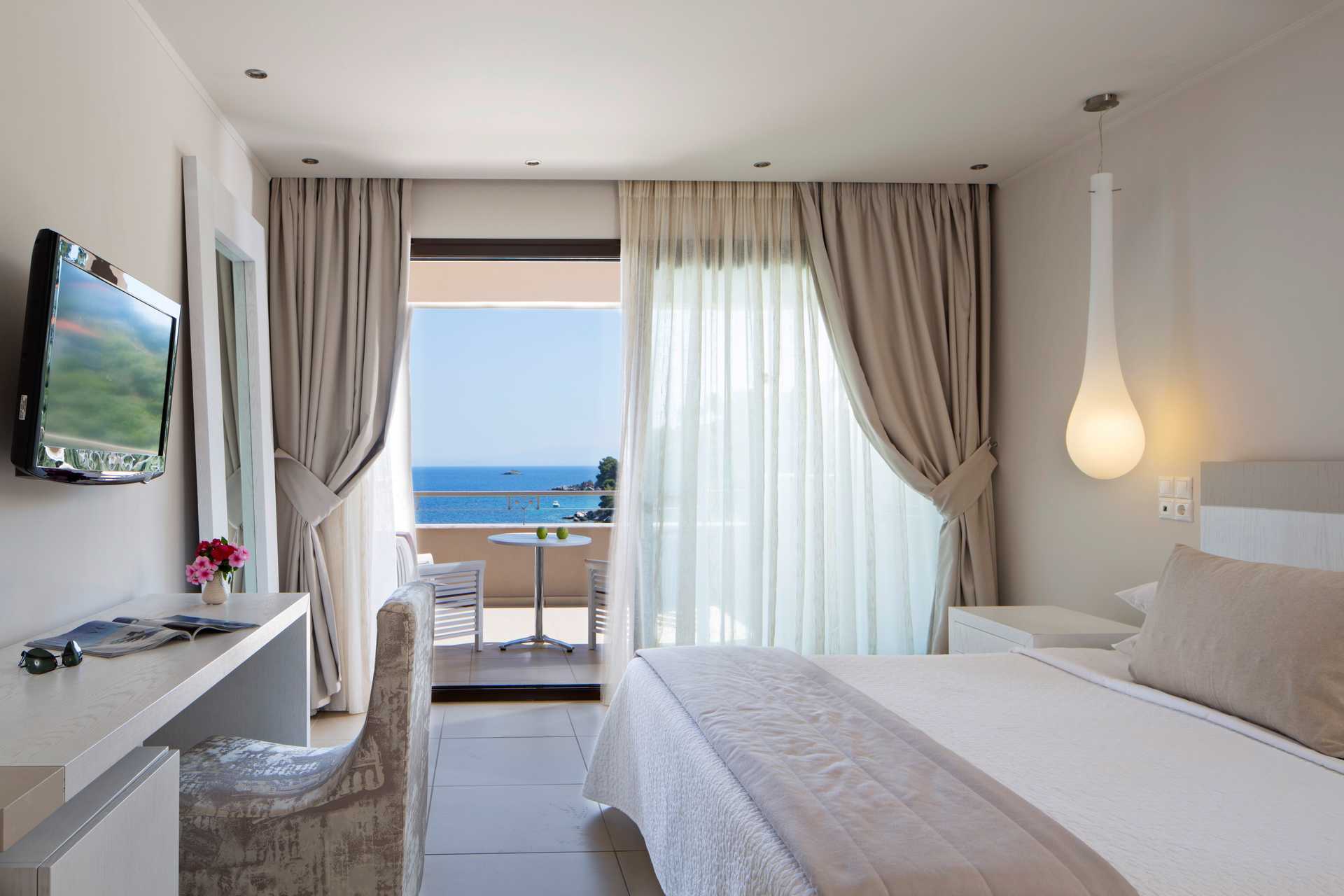 Deluxerum på hotell Kassandra Bay på Skiathos, Grekland.