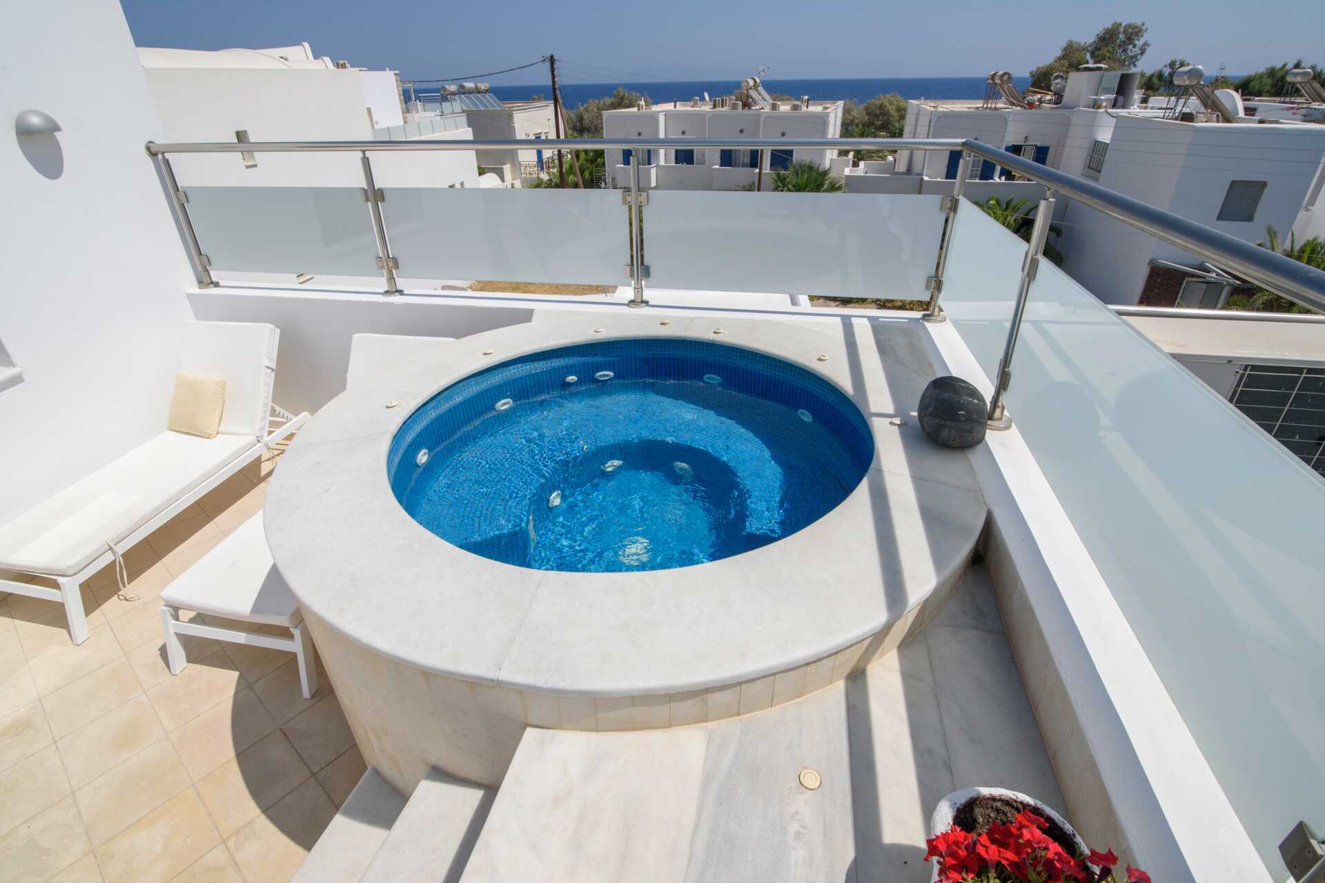 Deluxerum på hotell La Mer i Kamari på Santorini.
