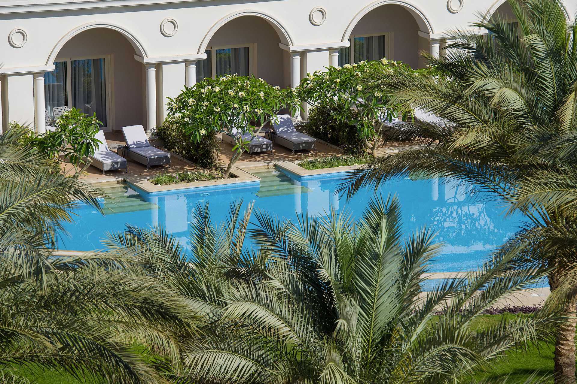 Deluxesvit med delad pool på hotell Baron Palace Resort i Sahl Hasheesh, Egypten.