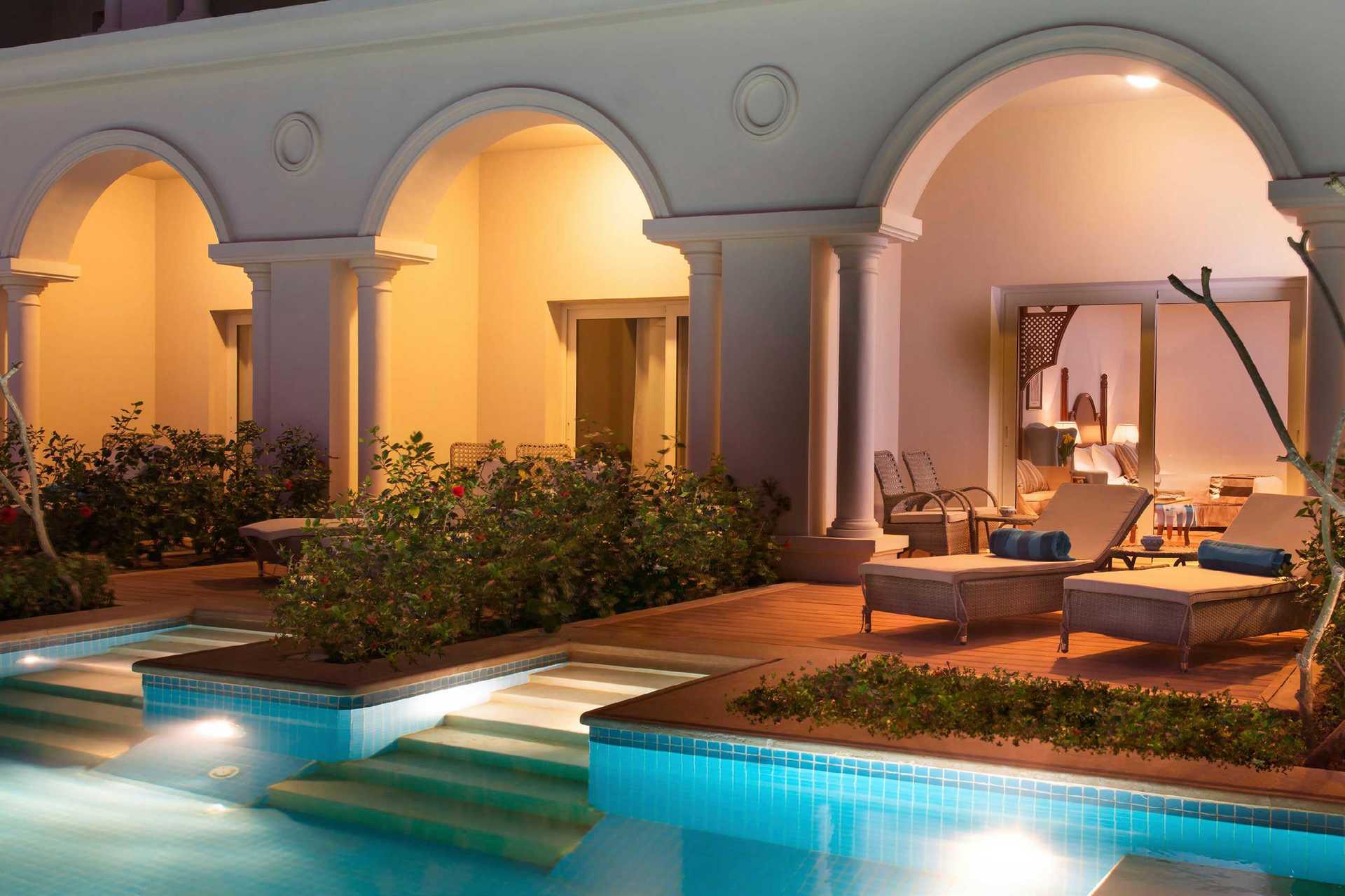 Deluxesvit med delad pool på hotell Baron Palace Resort i Sahl Hasheesh, Egypten.