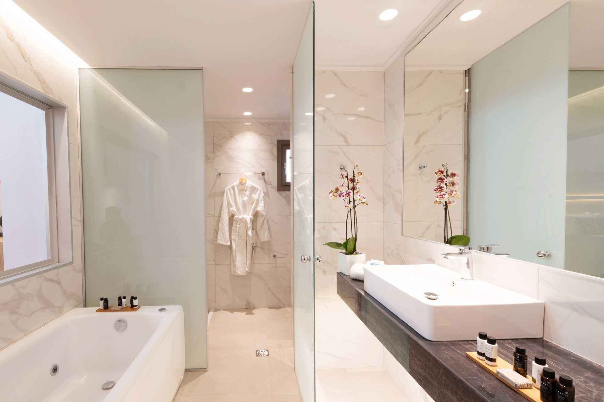 Deluxesviter med halvpension endast för vuxna över 16 år på hotell High Beach, Kreta.