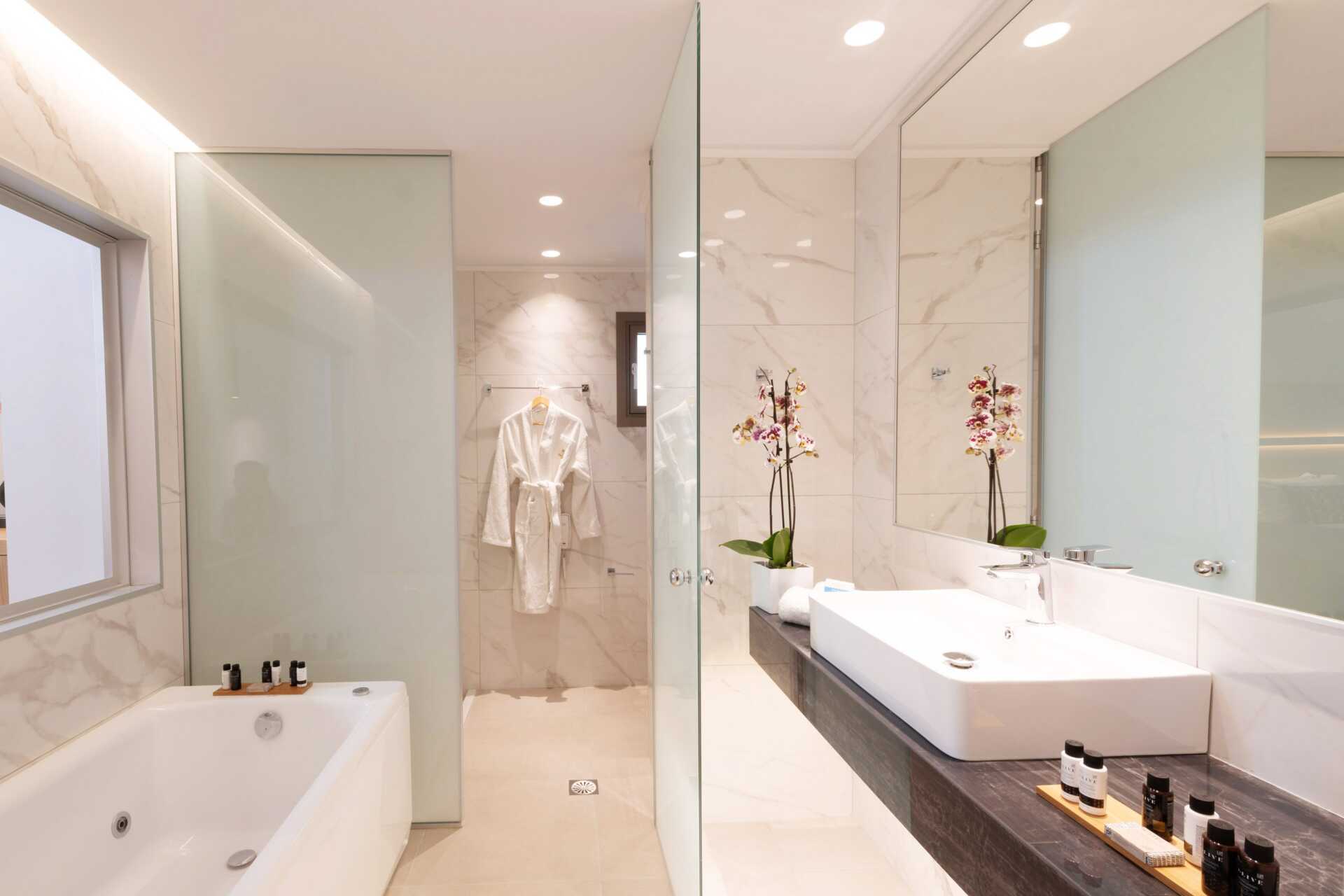 Deluxesviter med halvpension endast för vuxna över 16 år på hotell High Beach, Kreta.