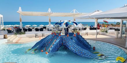 Poolområdet på hotell Dimitrios Village Beach Resort i Rethymnon på Kreta, Grekland.