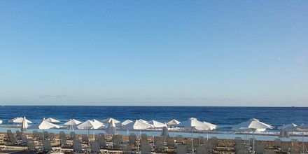 Stranden vid hotell Dimitrios Village Beach Resort i Rethymnon på Kreta, Grekland.